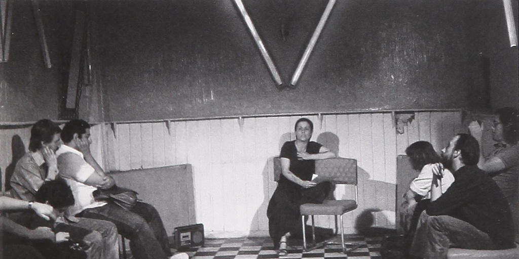 Diamela Eltit lee un fragmento de Lumpérica en un prostíbulo en Santiago. Video-performance Zonas de dolor I, 1979