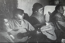  Pie de foto: Santos Rubio y Juan Pérez, dos guitarroneros pircanos. 2004