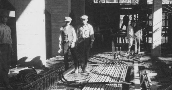 Pie de foto: Disponiendo cables al interior. Central Queltehue. 1925. Archivo Fotográfico de CHILECTRA