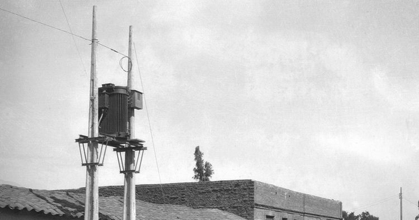Pie de foto: Extensión de las redes eléctricas al norte de Santiago. 1928. Archivo Fotográfico de CHILECTRA