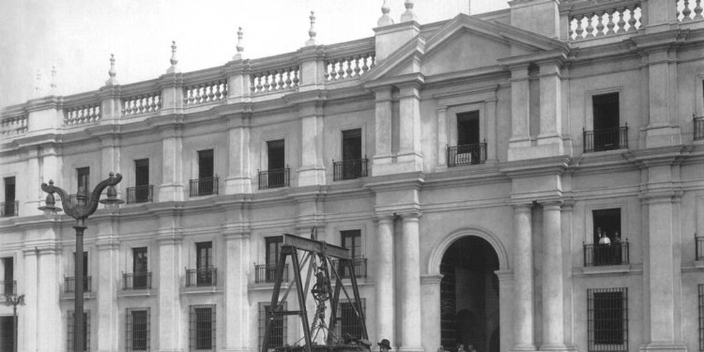 Pie de foto: Palacio de la Moneda. Transformador para el barrio cívico. 24 de diciembre de 1930. Archivo Fotográfico de CHILECTRA