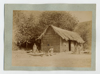 Familia reunida junto a una vivienda campesina, hacia 1880