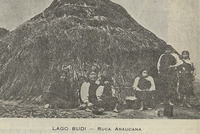 Mujeres mapuche junto a una ruca, Lago Budi