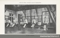 Pie de Foto: Liceo de Niñas Nº 3 "Antonia Salas de Errázuriz". En clase de gimnasia, c. 1927.