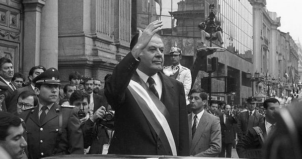 El presidente Aylwin regresa a la moneda tras participar en el Tedeum, 18 de Septiembre de 1990.