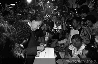 Patricio Aylwin A. emite su voto el día de la elección presidencial, 1989.