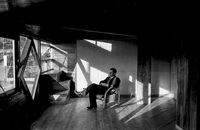 El arquitecto Fabio Cruz sentado en el Interior de la Casa en Jean Mermoz