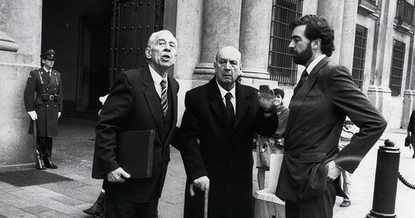 En el centro, el Presidente de la comisión de Verdad y Reconciliación, Raúl Rettig. Santiago, Palacio de la Moneda, 15 de julio, 1990.