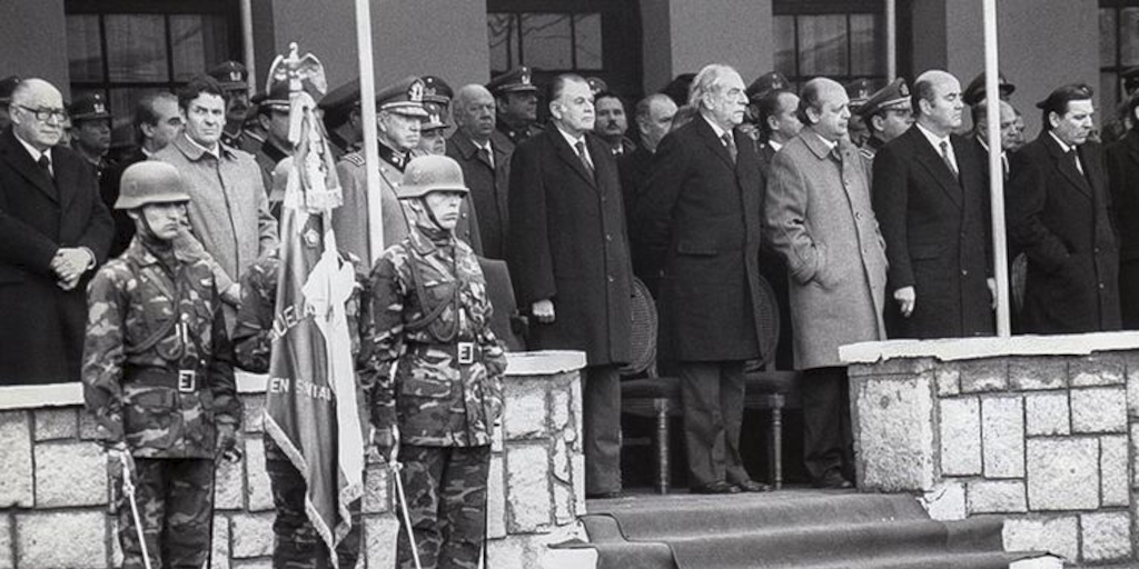 Patricio Aylwin, Presidente de la República, junto a Augusto Pinochet, 10 de julio de 1990.