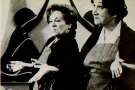 Ana González junto a Yoya Martínez en "La Pérgola de las flores" de Isidora Aguirre