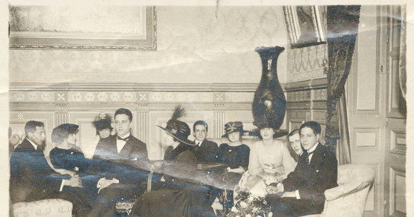 Tertulia santiaguina, 1915. Entre los participantes, Arturo Matte L. y Rosa Ester Alessandri