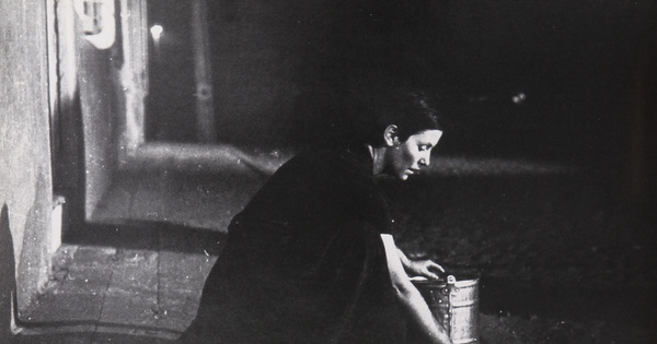 Diamela Eltit en la performance Zonas de dolor I, 1980