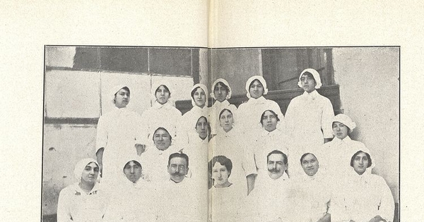 Profesores y alumnas de la Escuela de Enfermeras del Estado, 1913En: Escuelas de Enfermeras. Prospecto. Santiago: Impr. Barcelona, 1914, 7 p.
