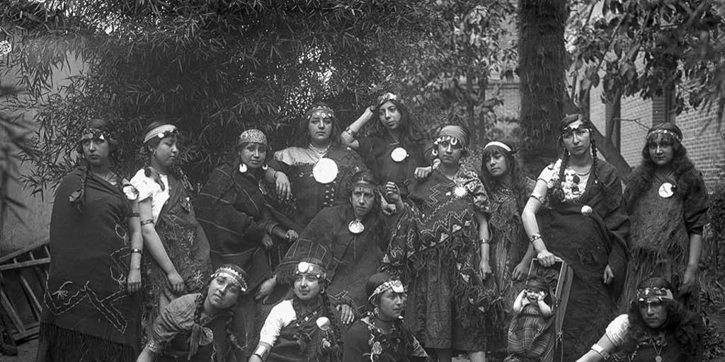 Pie de foto: Retrato de un grupo de alumnas de la Escuela Normal disfrazadas de mapuches, hacia 1918