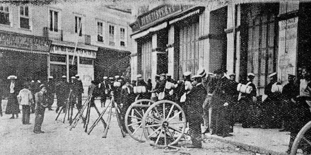 En la plaza Aníbal Pinto campamento de marinería con ametralladoras en la huelga del 16 de mayo de 1903