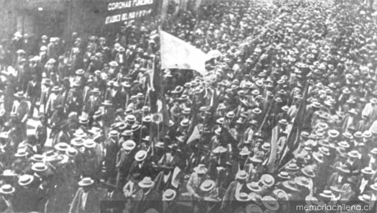 Grupo de obreros dirigiéndose a la Escuela Santa María, 1907