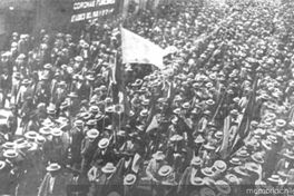 Grupo de obreros dirigiéndose a la Escuela Santa María, 1907