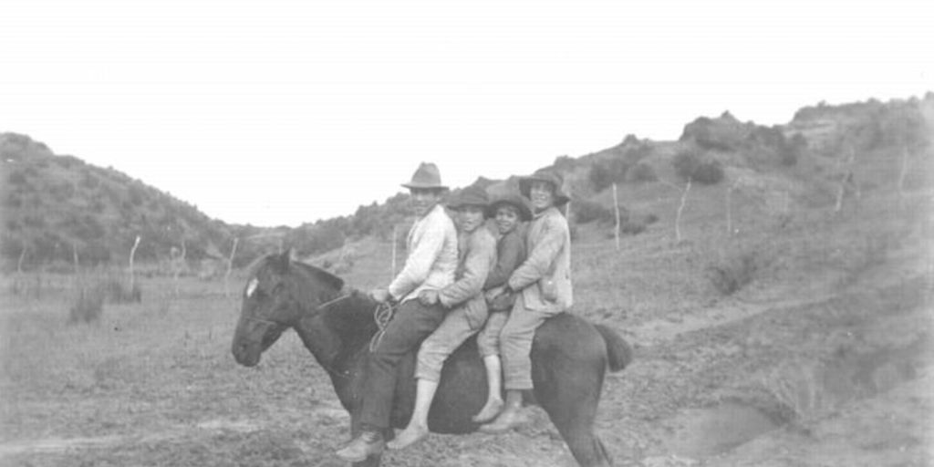 Niños a caballo, hacia 1950