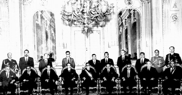 Salvador Allende con su gabinete, integrado por varios socialistas, 1970