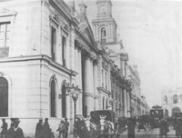 Faroles a gas iluminan la Plaza de Armas de Santiago, 1902