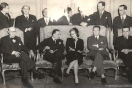 Guillermo Feliú Cruz con grupo de personas, hacia 1955