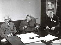 Guillermo Feliú Cruz en compañía de dos personas, hacia 1955