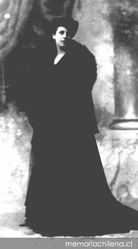 Mujer vestida de negro, hacia 1900