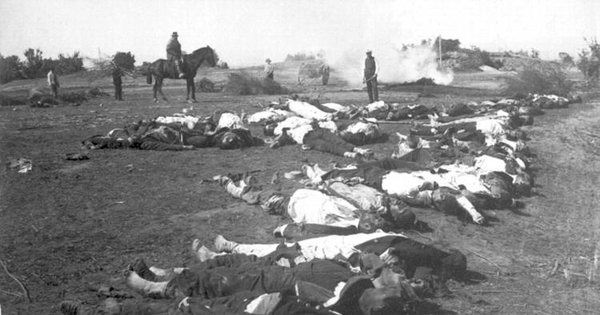 Cadáveres apilados para su cremación tras la Batalla de Placilla : 28 de agosto de 1891
