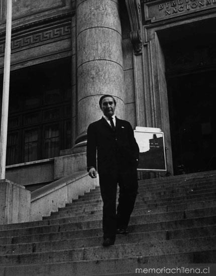 Juvencio Valle en las escaleras de la Biblioteca Nacional, 1971-1973