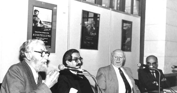 Volodia Teitelboim en homenaje a Pablo Neruda, junto al escritor Francisco Coloane y el crítico Luis Sánchez Latorre