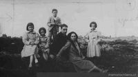 Óscar Castro junto a su esposa Isolda, rodeados por los sobrinos del poeta, hacia 1939