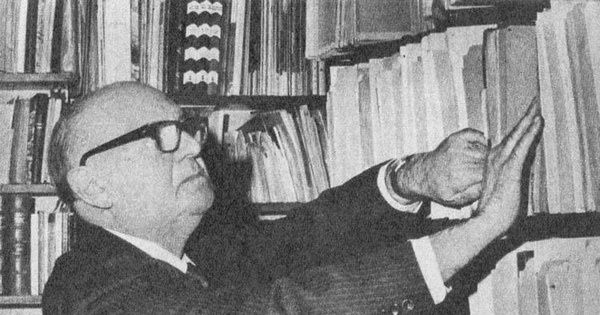 Silva Castro en su archivo de escritores chilenos