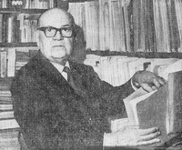 Raúl Silva Castro en su biblioteca