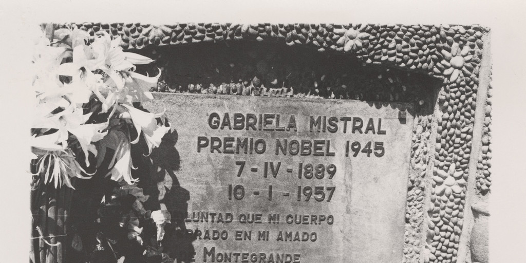 Placa recordatoria en la tumba de Gabriela Mistral, Montegrande
