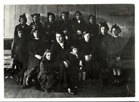 Gabriela Mistral junto a sus alumnas del Liceo de Punta Arenas ca. 1919