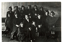 Gabriela Mistral junto a sus alumnas del Liceo de Punta Arenas ca. 1919