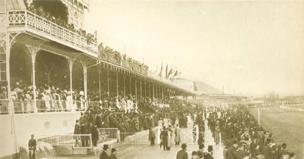 Carreras del 20 de septiembre en el Club Hípico hacia 1904