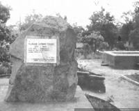 Piedra en homenaje a Mariano Latorre, instalada en la plaza de Huerta de Maule, en 1978