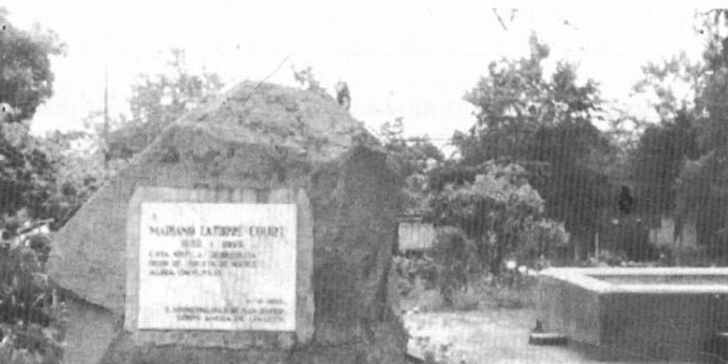 Piedra en homenaje a Mariano Latorre, instalada en la plaza de Huerta de Maule, en 1978