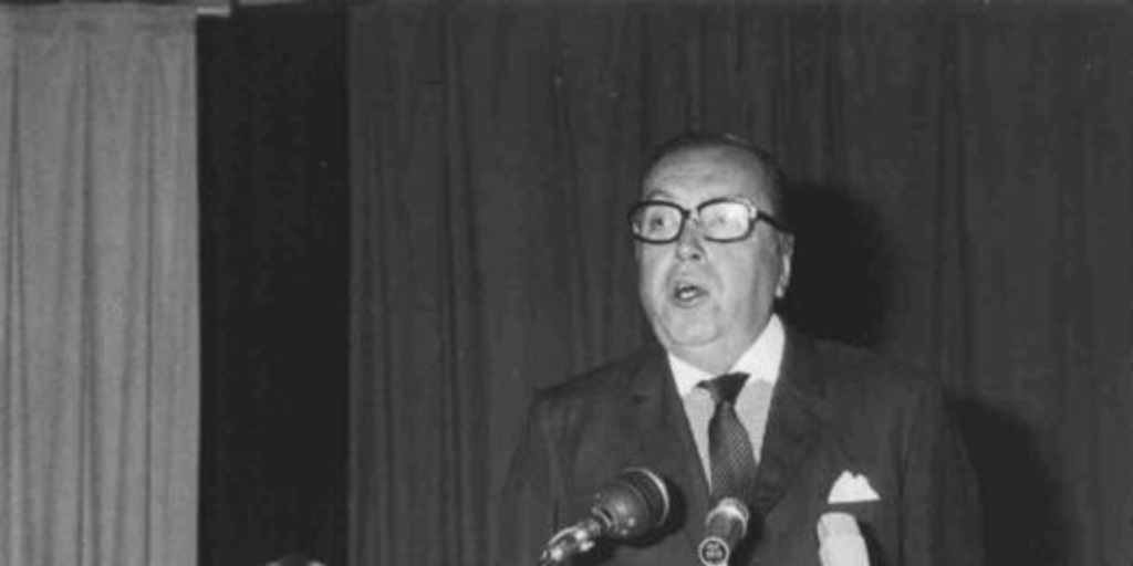 Julio Barrenechea en el homenaje de Gabriela Mistral, 1970