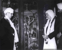 Julio Barrenechea en la sala Jewellery junto a su hijo, Nueva Delhi 1970