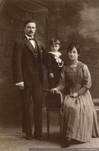 Roque Esteban Scarpa a los tres años, con sus padres