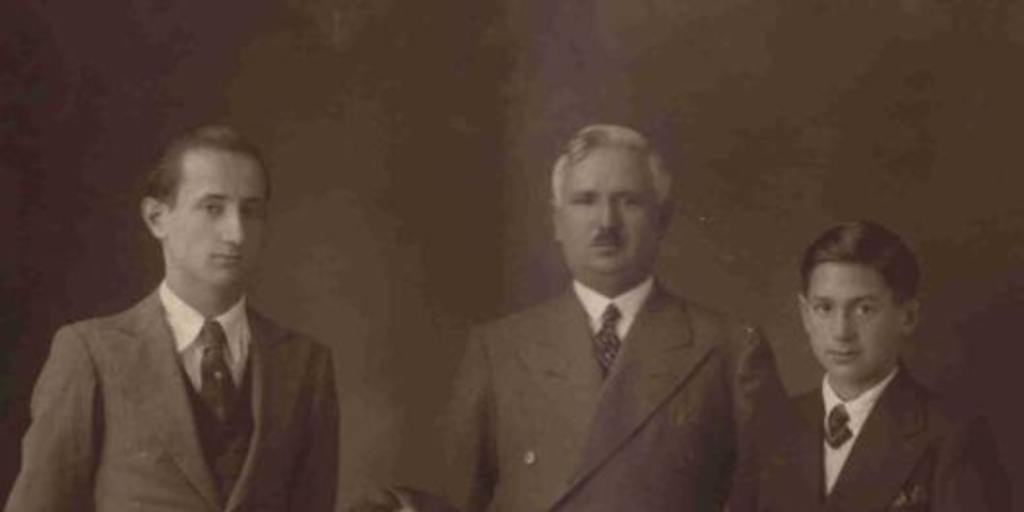 Roque Esteban Scarpa junto a sus padres y hermanos, 1932