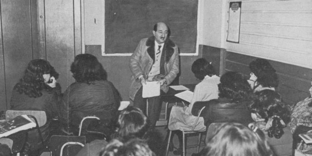 Roque Esteban Scarpa enseñando en el Liceo B-42 de Niñas