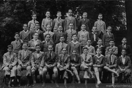 Joaquín Edwards Bello junto a sus compañeros de colegio, 1887-1968