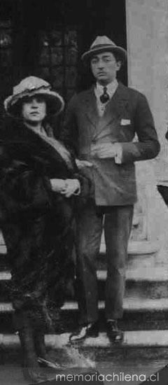 Joaquín Edwards Bello junto a su esposa, 1940