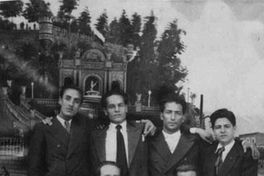 Luis Oyarzún junto a sus compañero del Inaternado Nacional Barros Arana