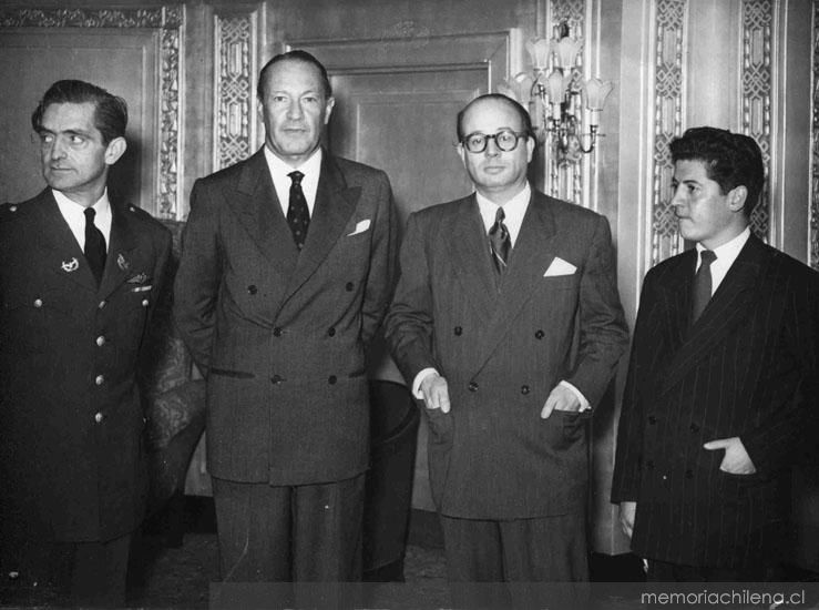Luis Oyarzún junto a Salvador Reyes y otros, 1947