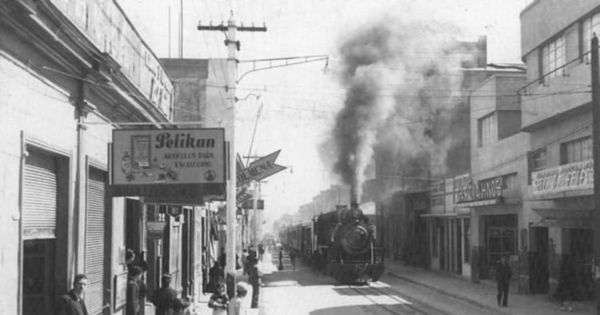 Calle Aldunate de Coquimbo, vía férrea que unía el puerto con la estación empalme, ca. 1950