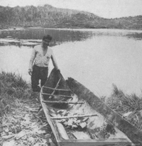 Construcción de una canoa, hacia 1945
